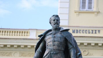 Die György-Klapka -Statue und das Rathaus in Komorn