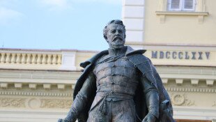 Die György-Klapka -Statue und das Rathaus in Komorn