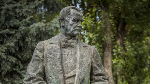 Statue of Ferenc Lehár